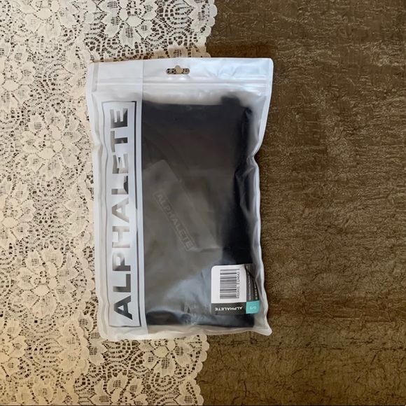 Legacy Oversized Long Sleeve Crop Gold
Signature - Picture 2 of 8